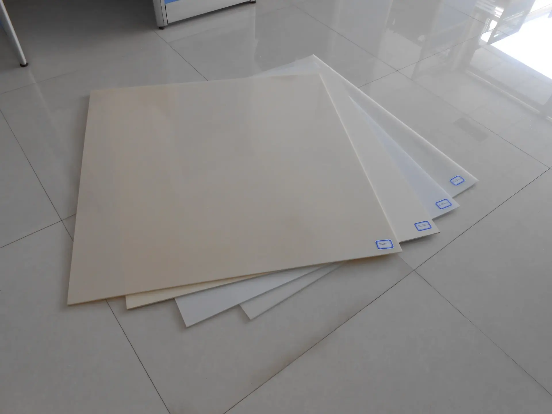 مقایسه انواع ورق PVC فومیزه سخت و نرم برای کاربردهای مختلف