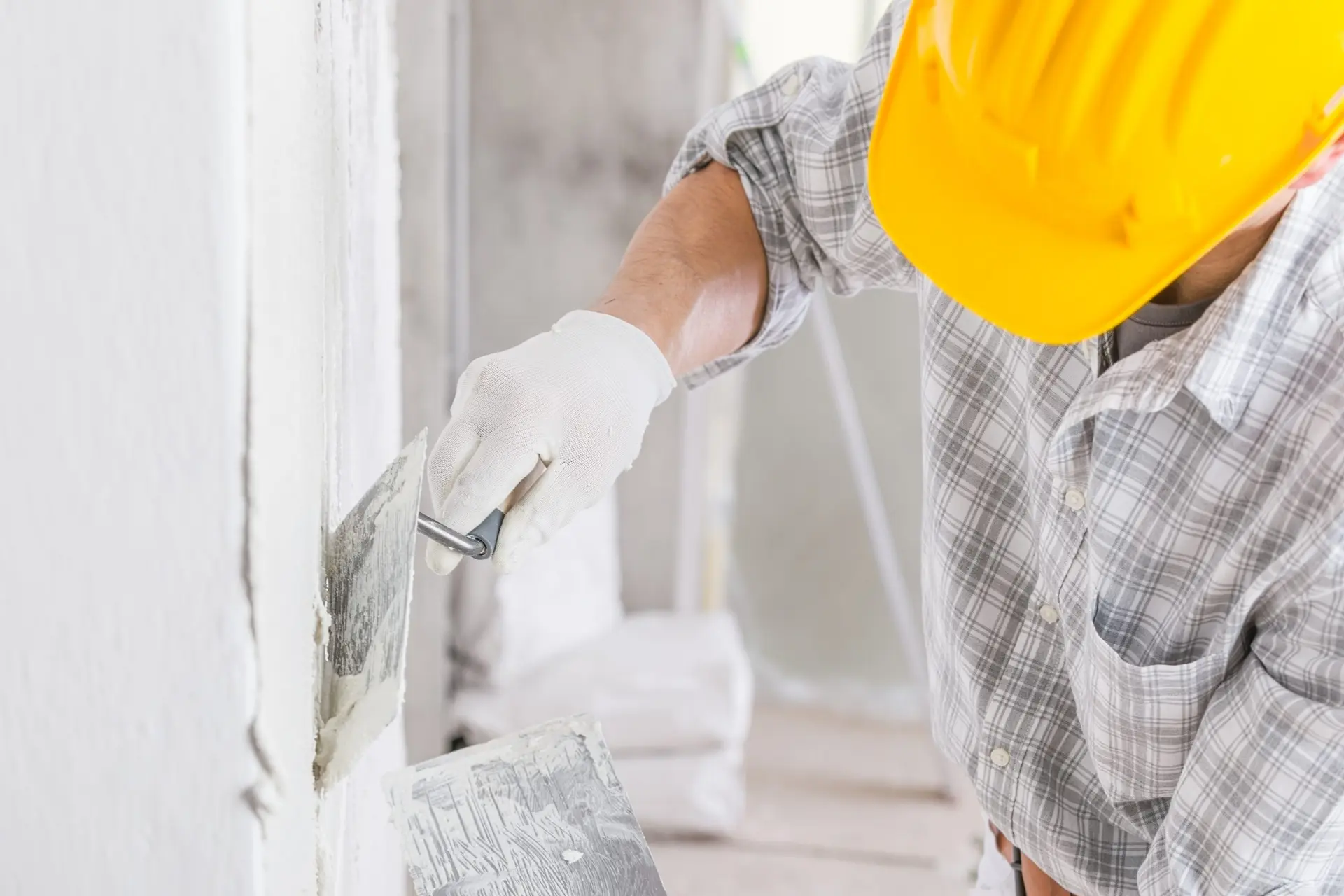 لایهبندی صحیح گچ برای ایجاد سطح یکنواخت و بدون ترک