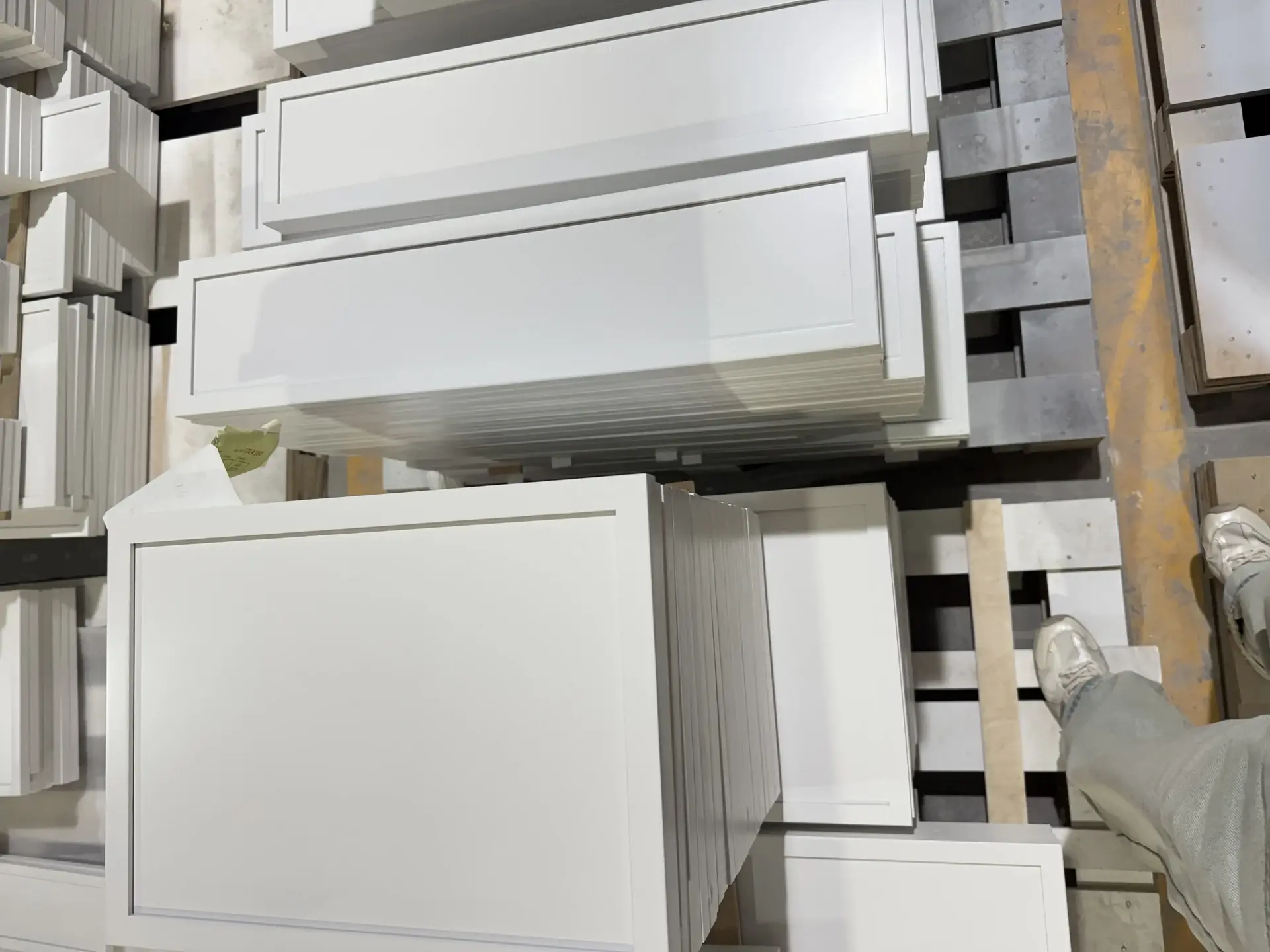 مبلمان مدرن سنگیانگ با کابینتهای چوبی و طراحی لوکس