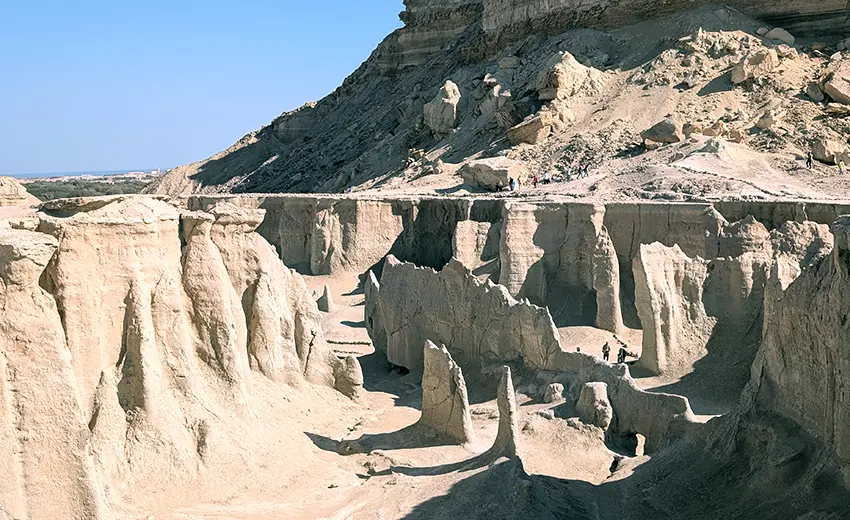 شهر تاریخی قشم با بناهای سنتی و مسجد جامع