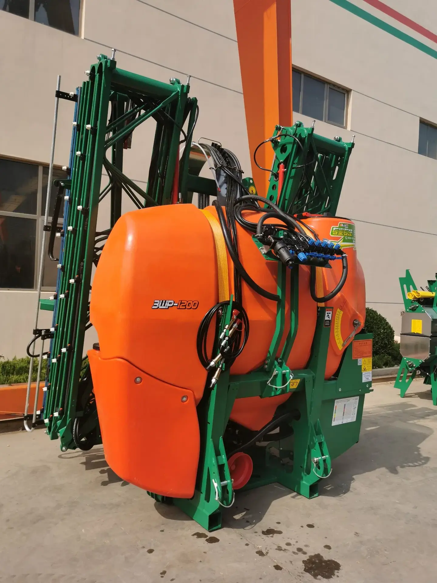 سمپاش پشت تractor با سیستم فیلتراسیون چندمرحلهای برای جلوگیری از انسداد نازلها