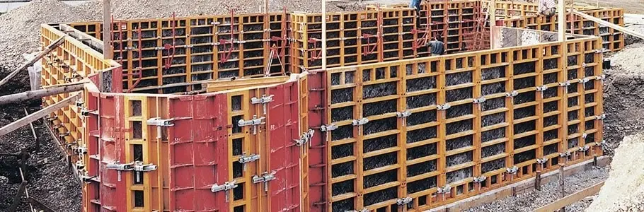 قالب پلاستیکی مدرن برای ساخت دیوارهای بتنی در یک پروژه تجاری