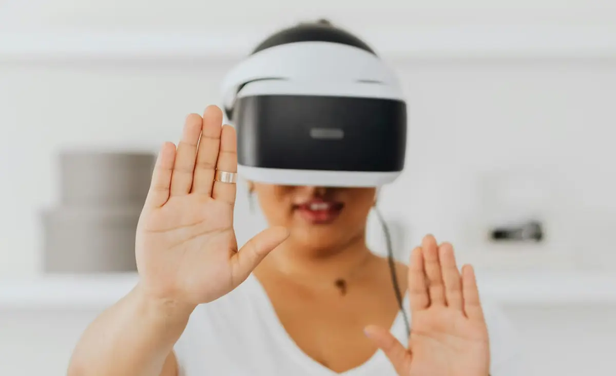 هلمت واقعیت مجازی که برای تجربه بازی‌های VR استفاده می‌شود