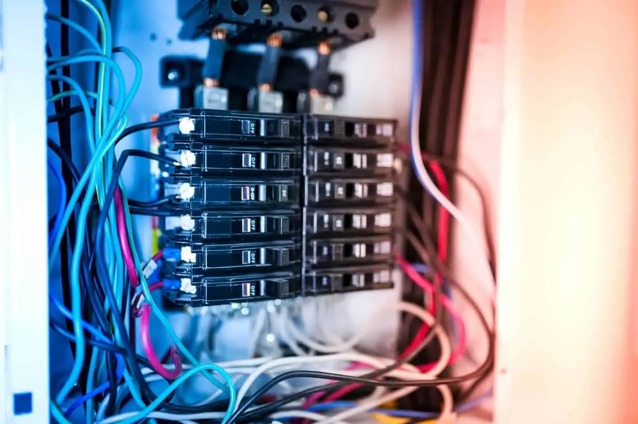 سیستم زمینبندی الکتریکی در یک تابلو برق با اتصالات دقیق
