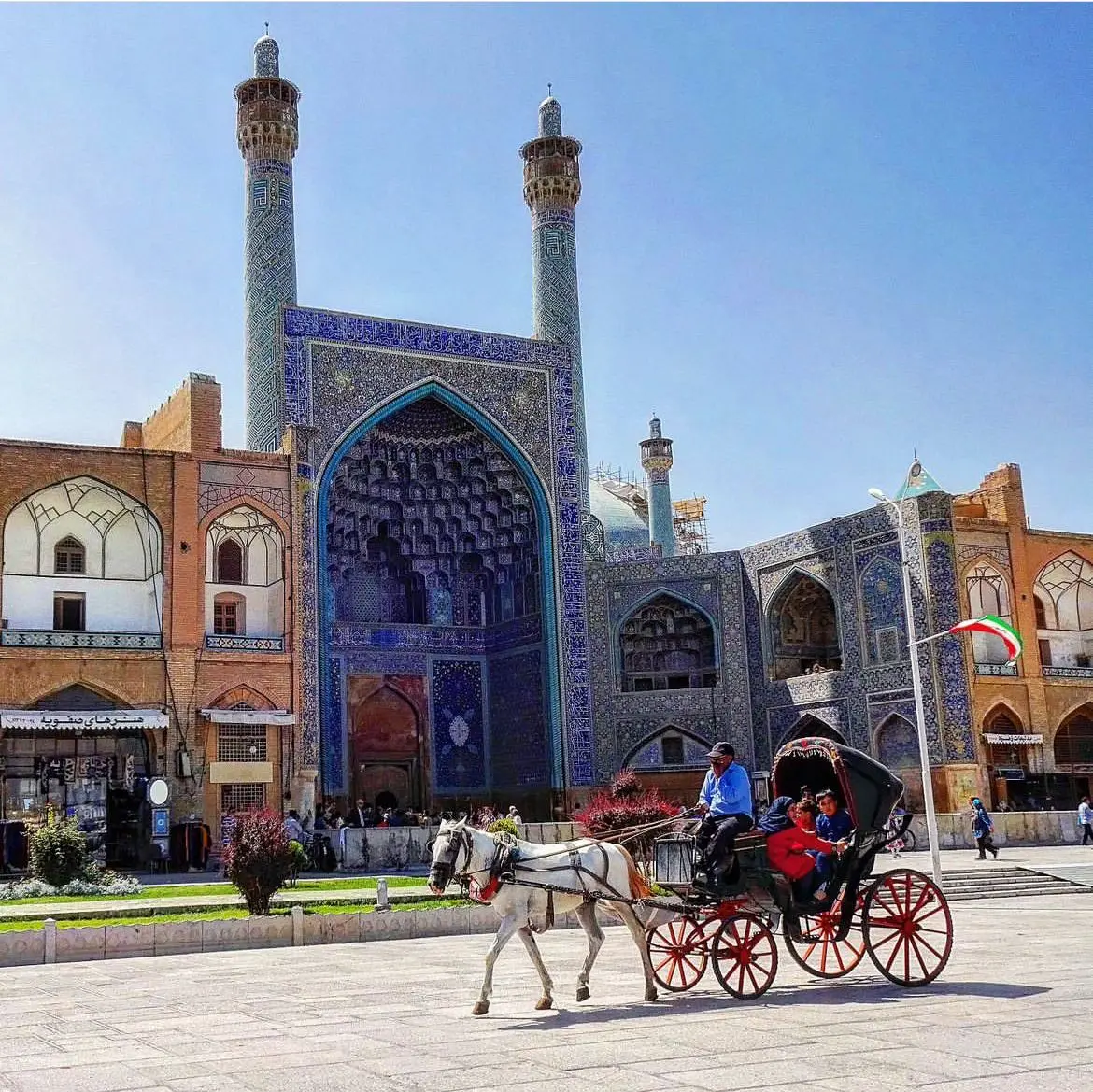 بازار بزرگ اصفهان با معماری سنتی و دکاکین متعدد