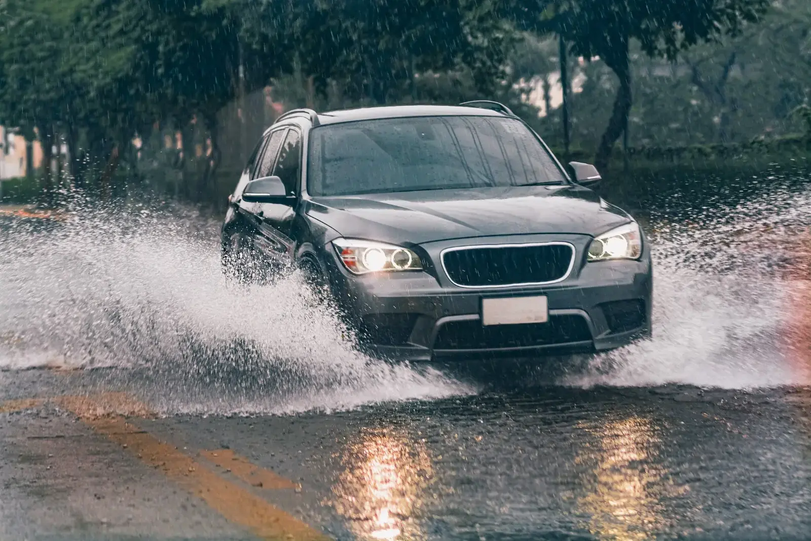 خودروی SUV با سیستم چهارچرخمحور در جاده مرطوب
