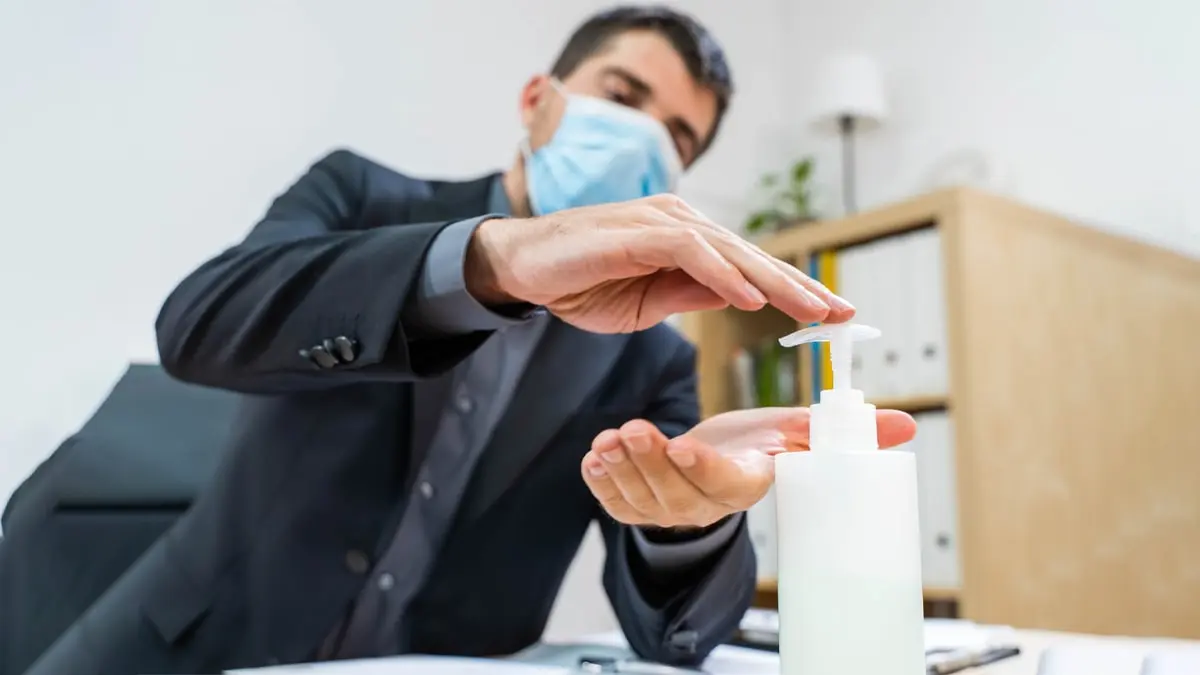 یک محیط کار تمیز و سازمانیافته با نور طبیعی و تهویه مناسب