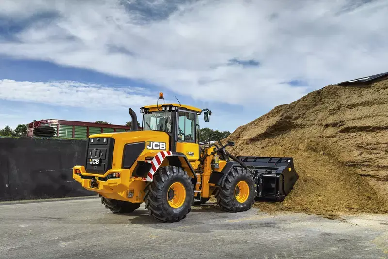 یک نمونه از تراکتورهای قوی JCB در حال انجام عملیات کشاورزی