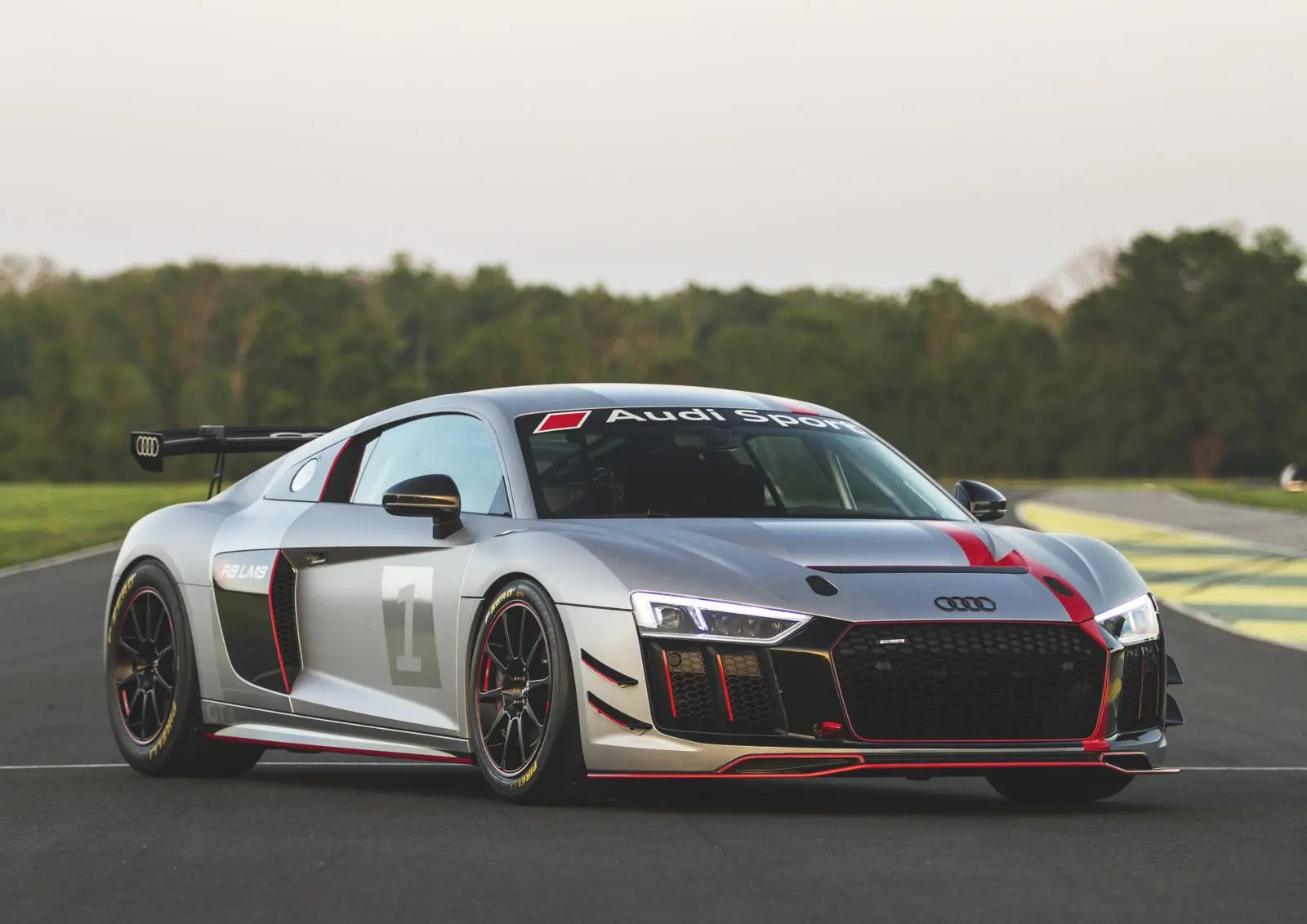 آئودی R8 LMS در حال مسابقه در پیست