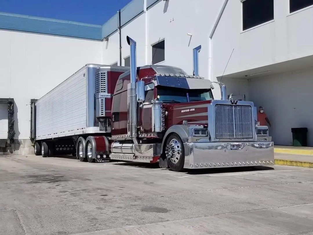 کامیون قدیمی Western Star با طراحی کلاسیک و بدنه فلزی
