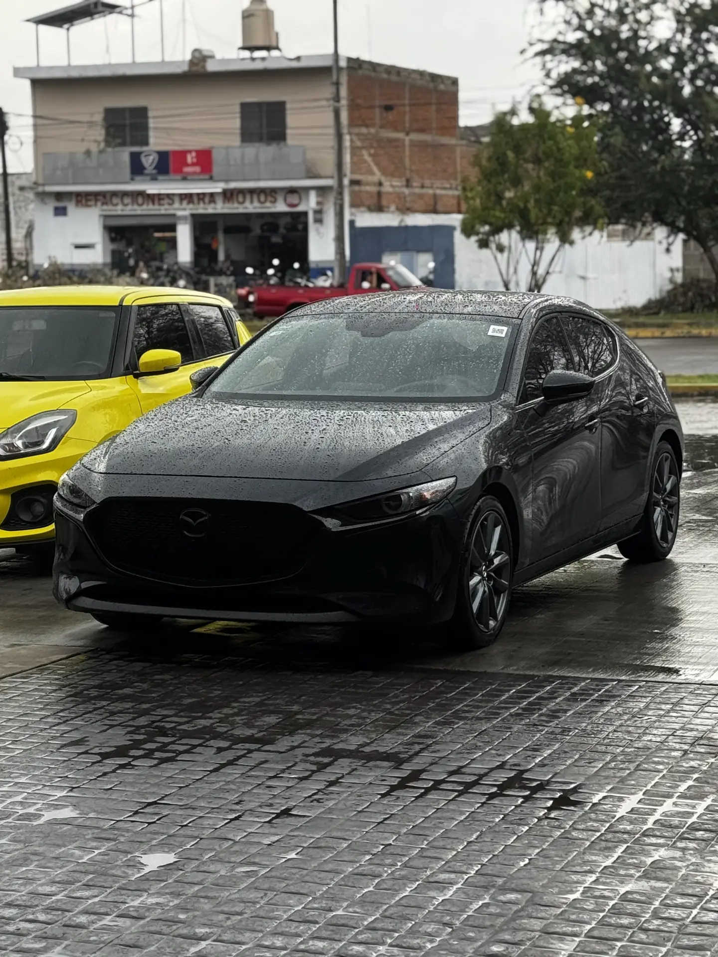 مزدا RX-7 با طراحی بدنه منحصر به فرد و نورهای جلو تیز