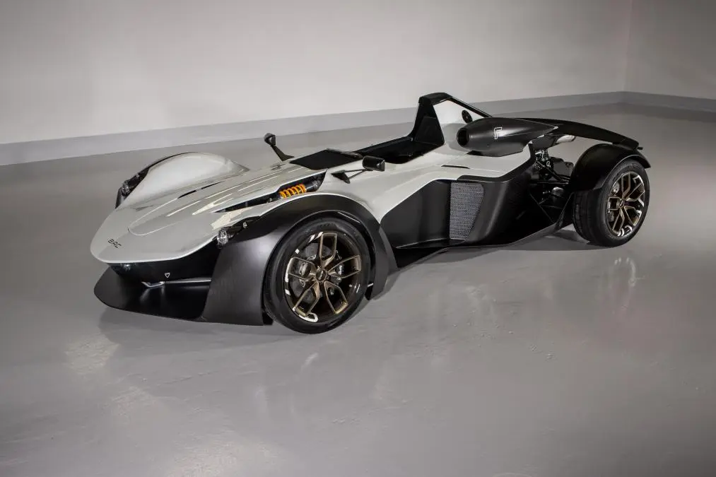 صندلی تک‌نفره و کنسول مرکزی خودرو BAC Mono