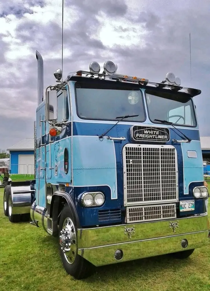 کامیون شهری Freightliner در حال حرکت در خیابان‌های پرترافیک