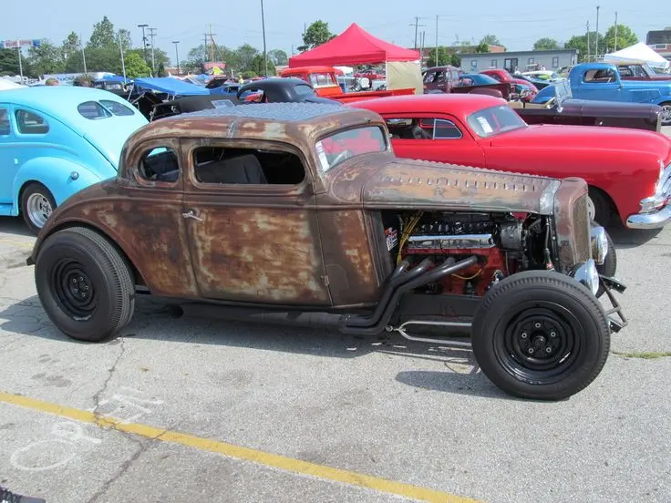 یک نمونه کلاسیک از خودروهای Rat Rod با شاسی بلند و قطعات بازیافتی