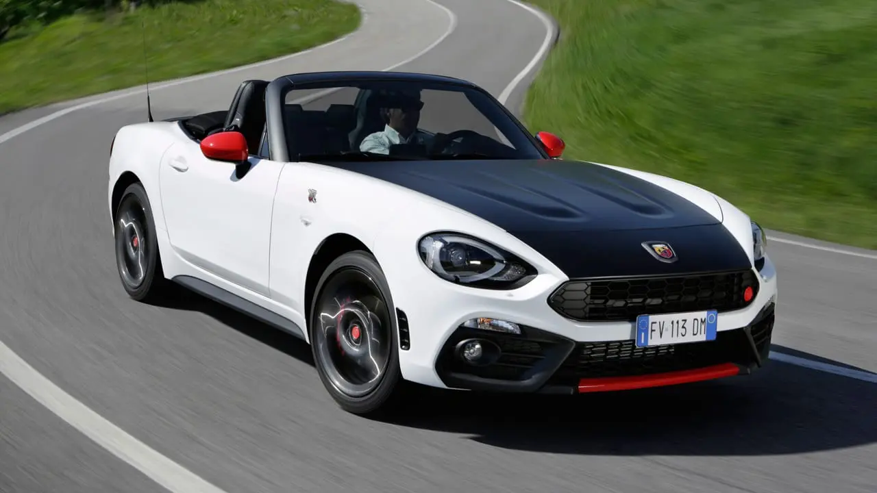 فیات ۱۲۴ اسپایدر با طراحی کلاسیک و سقف باز