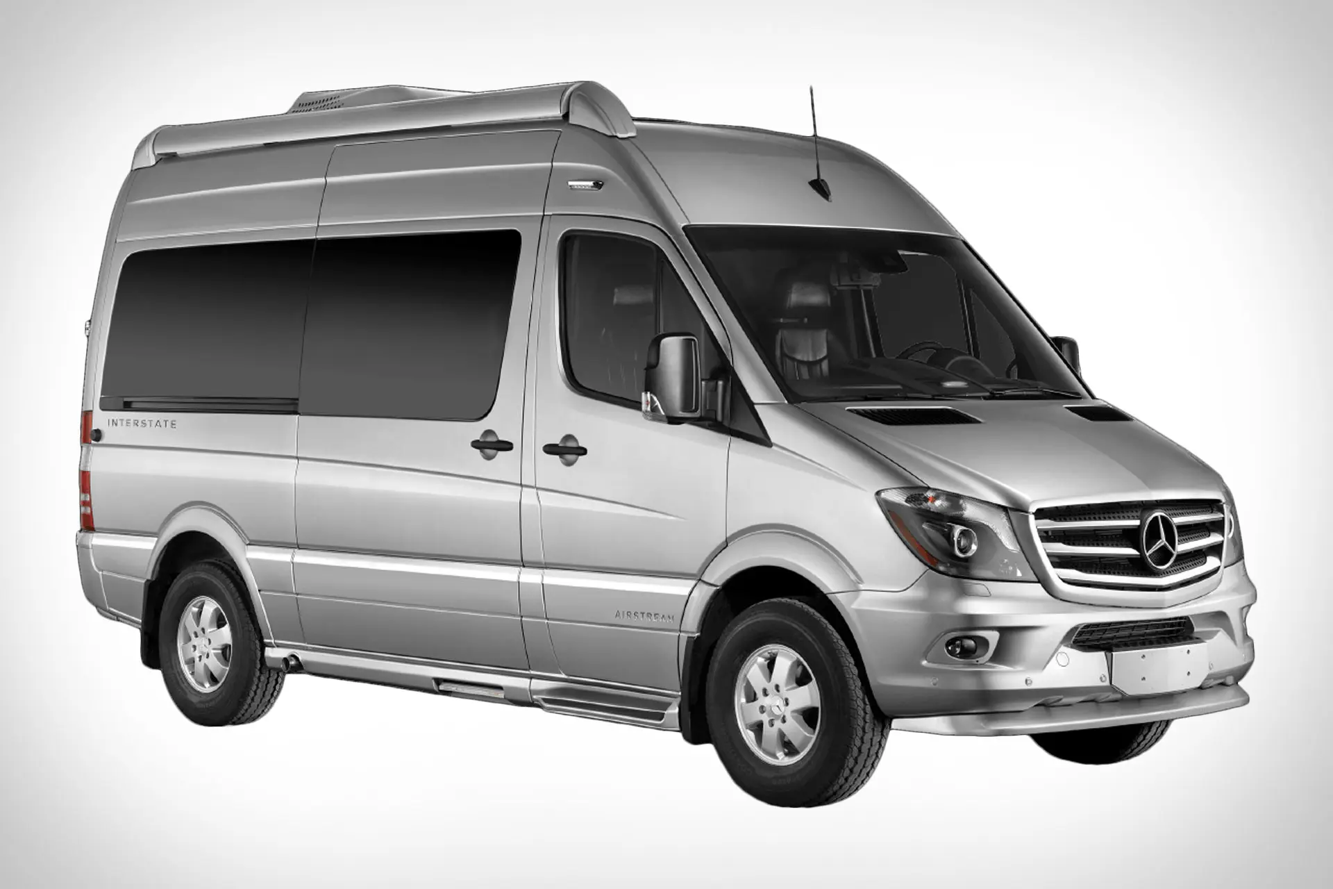 نمای بیرونی کمپرون Airstream Interstate با طراحی آلومینیومی و خطوط مدرن