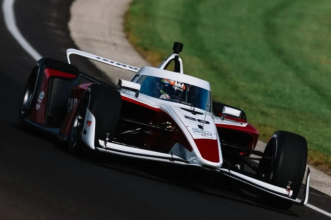 راننده IndyCar در حال مسابقه با خودرو در مسیر پیچیده