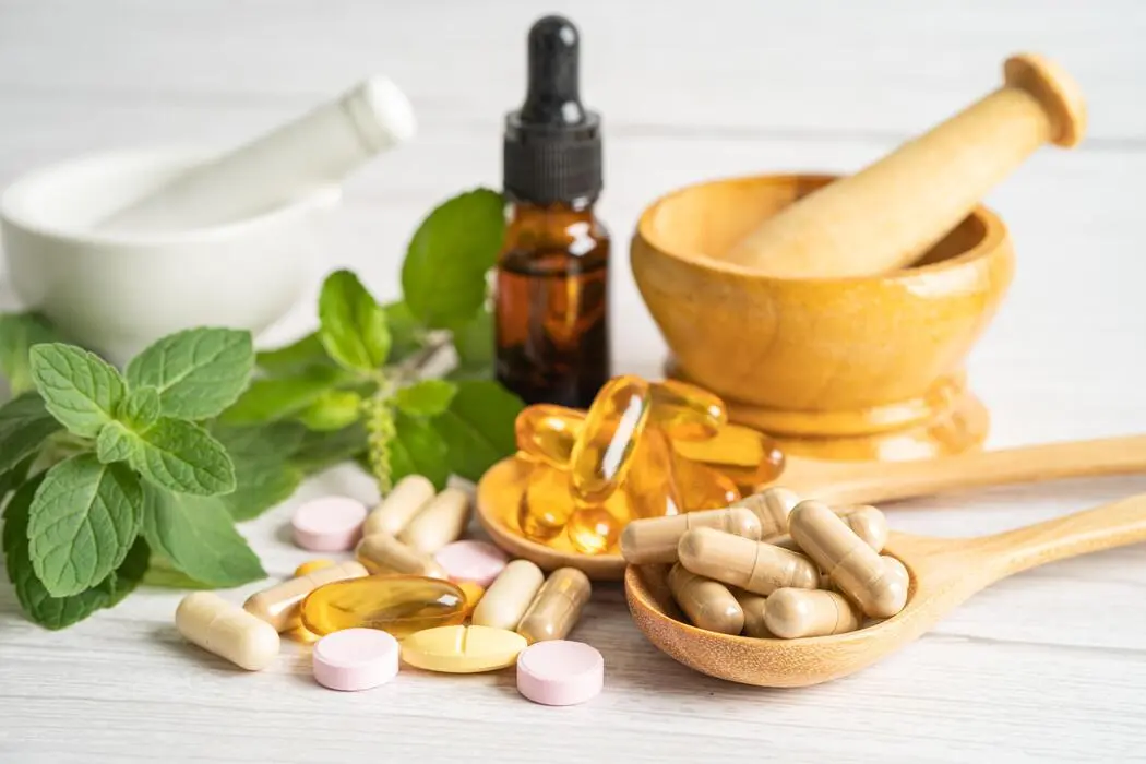 کپسولهای دارویی گیاهی با برگهای گیاهی طبیعی برای سلامتی و زندگی سالم