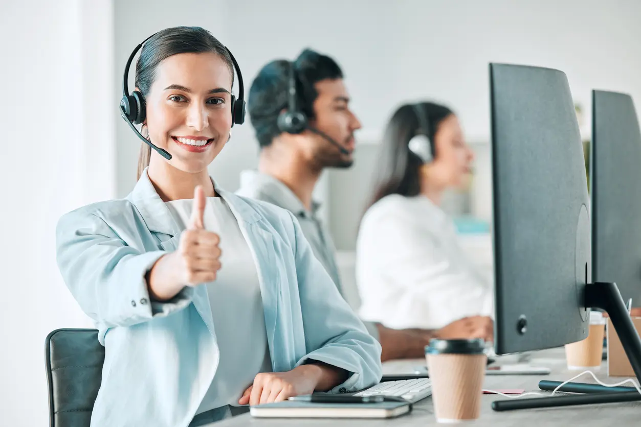تیم پشتیبانی مشتری در حال پاسخگویی به تماسهای تلفنی با استفاده از سیستم یکپارچه