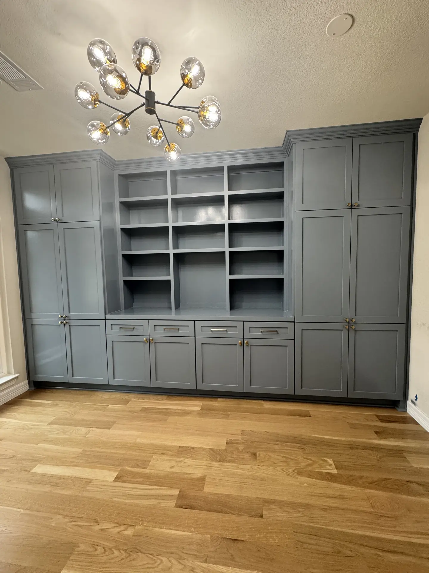 نمونه کابینت هایگلاس با سطح براق و طراحی مدرن