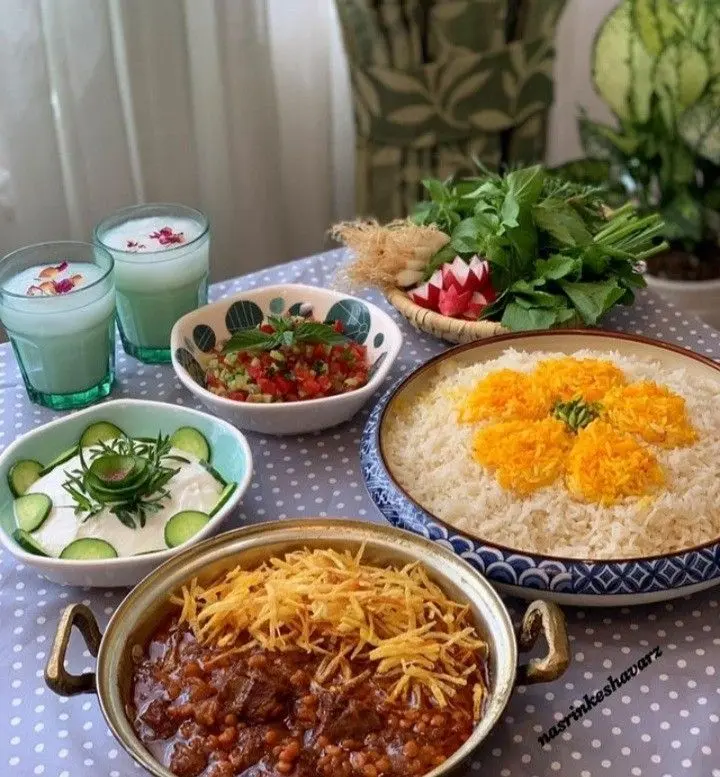 آش گیلانی با برنج و سبزیجات تازه در یک ظرف بزرگ