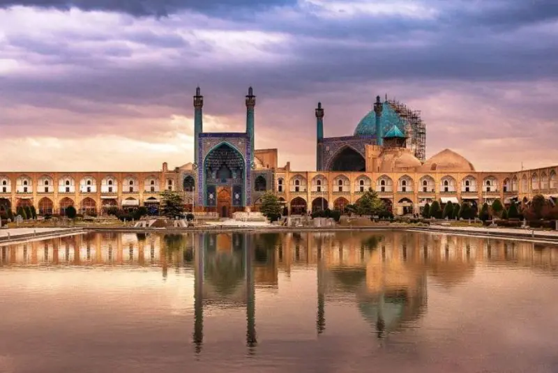 میدان نقش جهان اصفهان با مسجد شاه و مسجد شیخ لطفالله در پسزمینه