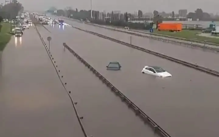 خودروی ۴×۴ در حال عبور از آب‌گرفتگی با گروند کلیرنس بالا