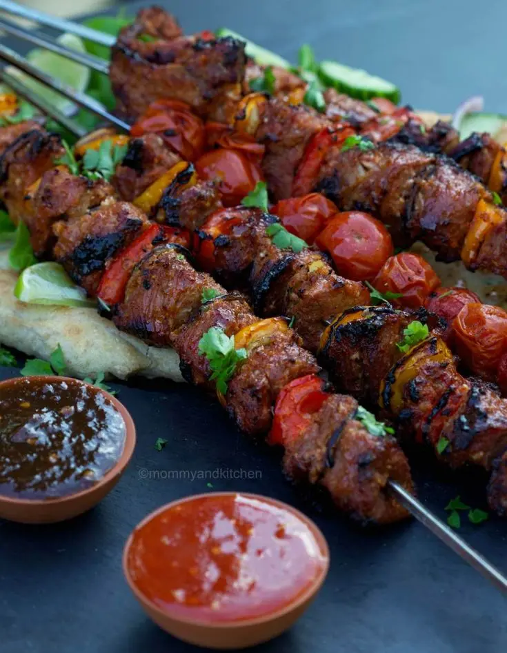 گوشت گوسفند و مرغ روی سیخهای مختلف برای نمایش تفاوت در پخت