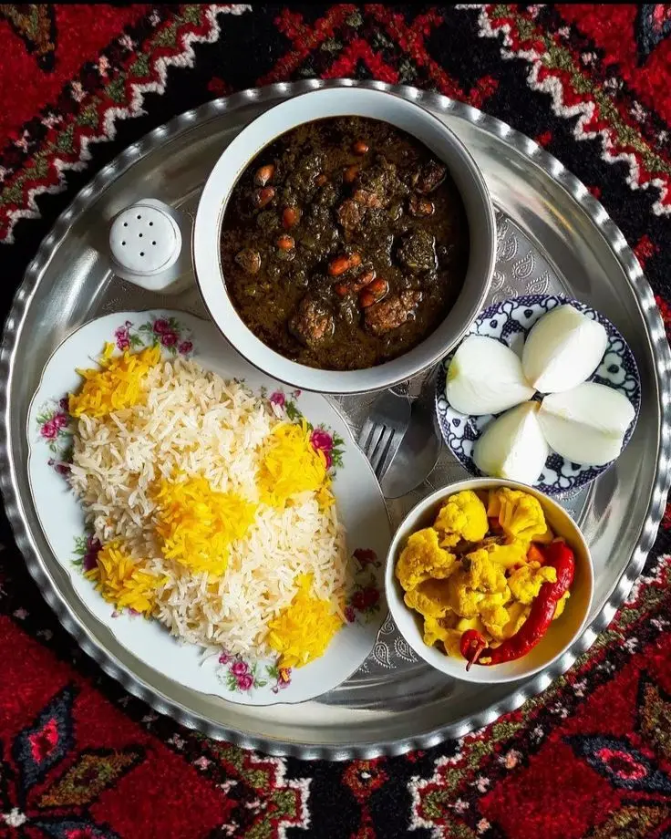 آش شیرازی در ظرف سنتی با سبزیجات و ادویه‌جات