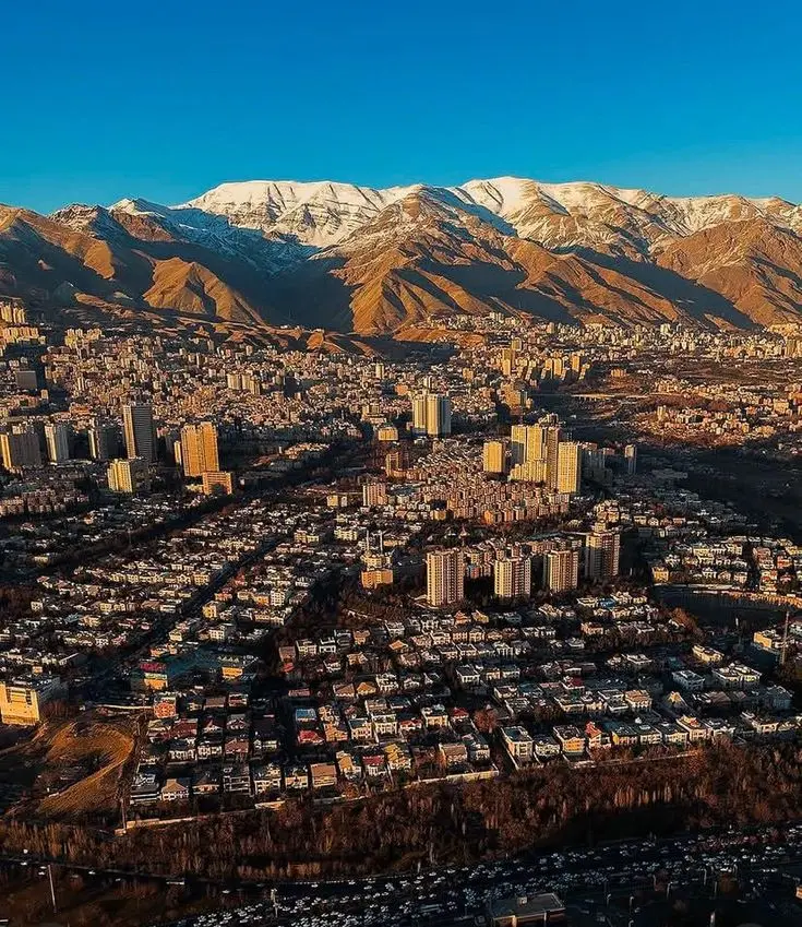 خیابان ولیعصر تهران با فروشگاههای برند و ترافیک شهری
