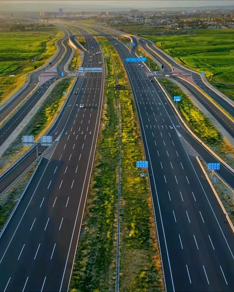 جاده‌های آسفالت شده با کیفیت بالا و علامت‌گذاری مناسب
