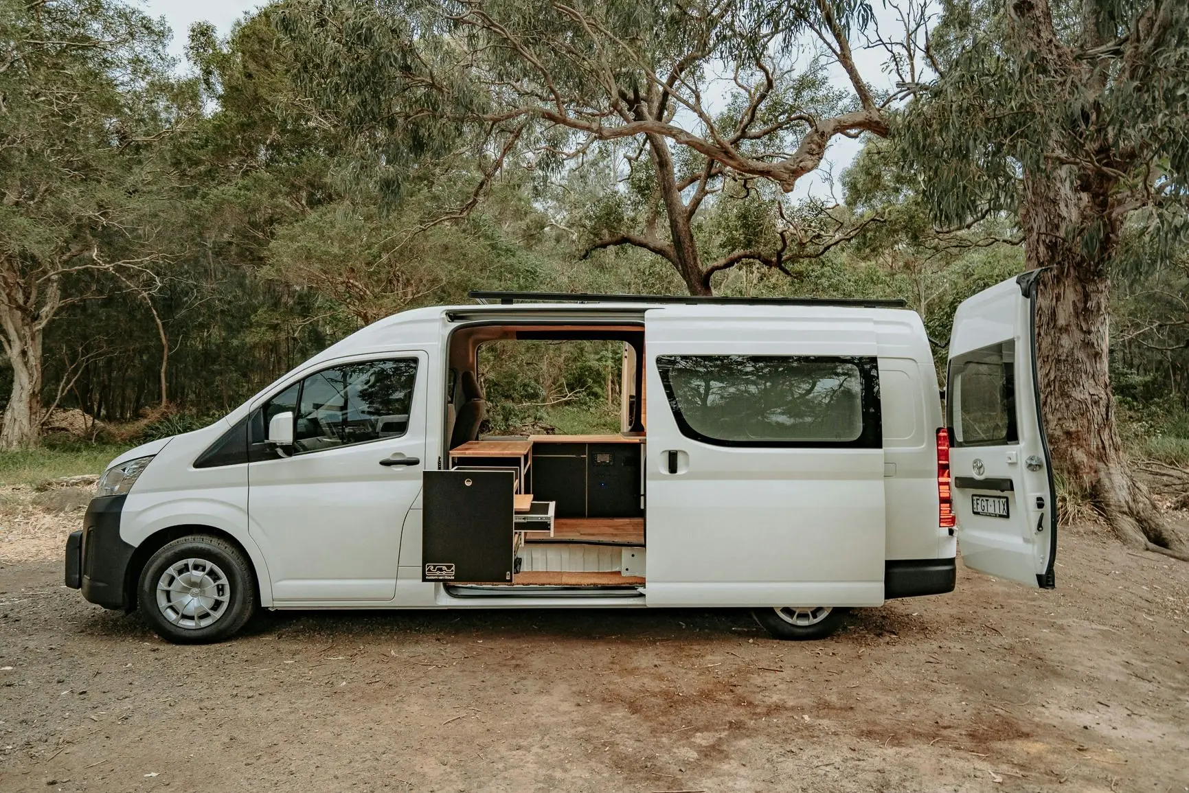 فضای داخلی ون مسافرتی Toyota HiAce Camper با امکانات رفاهی و کاربردی