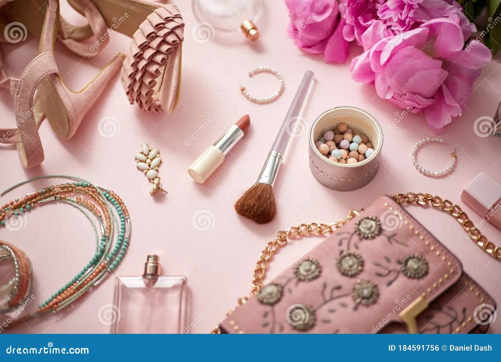 مجموعه‌ای از اکسسوری‌های زنانه شامل کفش، کیف، آرایش و گل که روی زمینه صورتی قرار گرفته‌اند