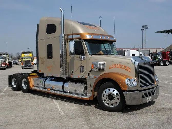 کامیون قدیمی Freightliner با طراحی کلاسیک و موتور دیزلی قوی