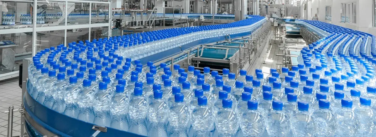 بسته‌بندی آب معدنی در بطری‌های مختلف و آماده توزیع