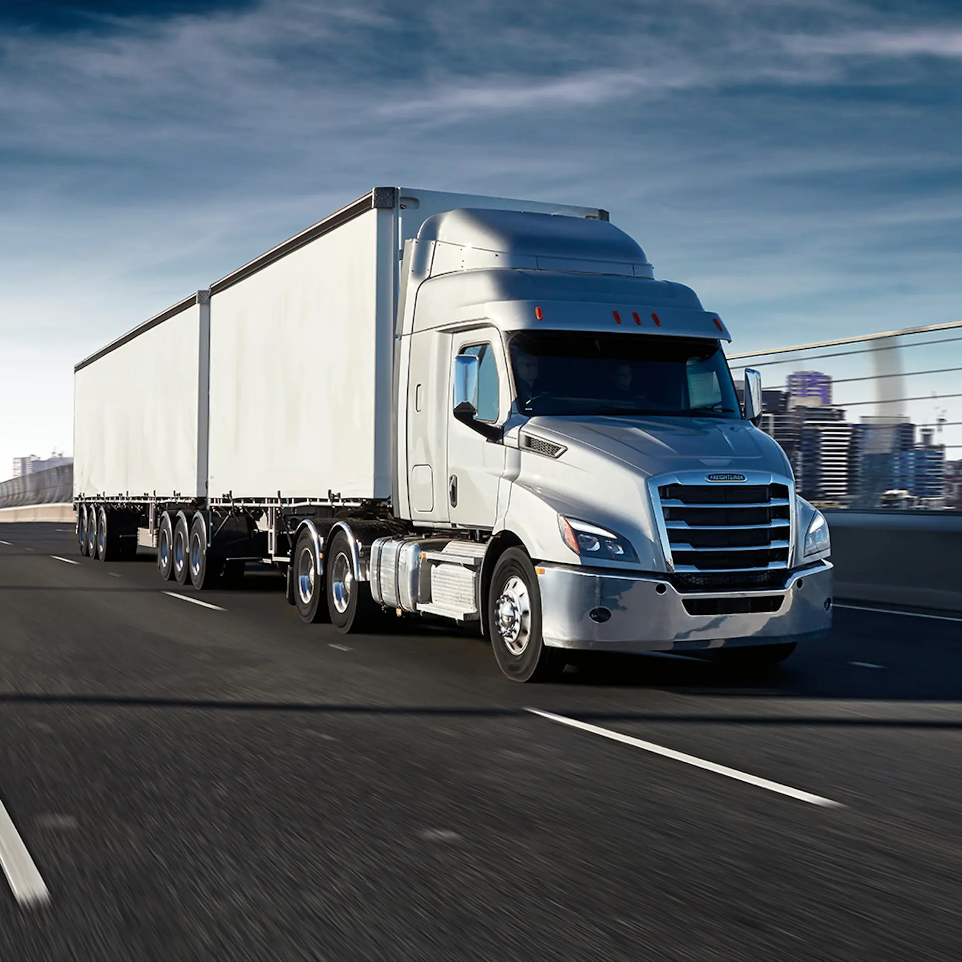 لوگو و نماد برند Freightliner در کنار نماد دایملر تراکس