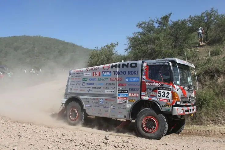 سیستم تعلیق پیشرفته کامیون Hino 500 Dakar با فنرهای هوایی