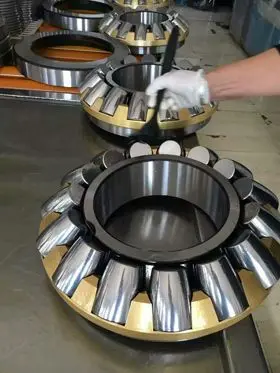 نمونهای از بلبرینگهای صنعتی در یک کارخانه با قطعات مختلف و سیستمهای مکانیکی