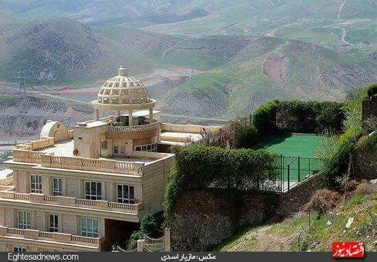 منظره روستایی لواسان با خانه‌های سنتی و باغ‌های سبز