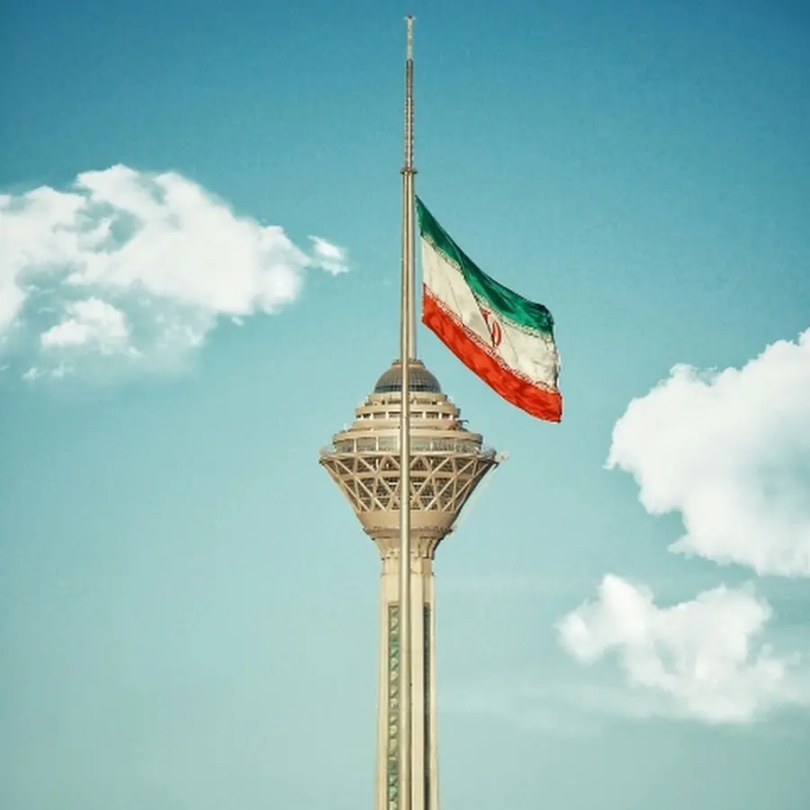 خودرو شخصی در مسیر کوهستانی با منظره سبز و آسمان صاف