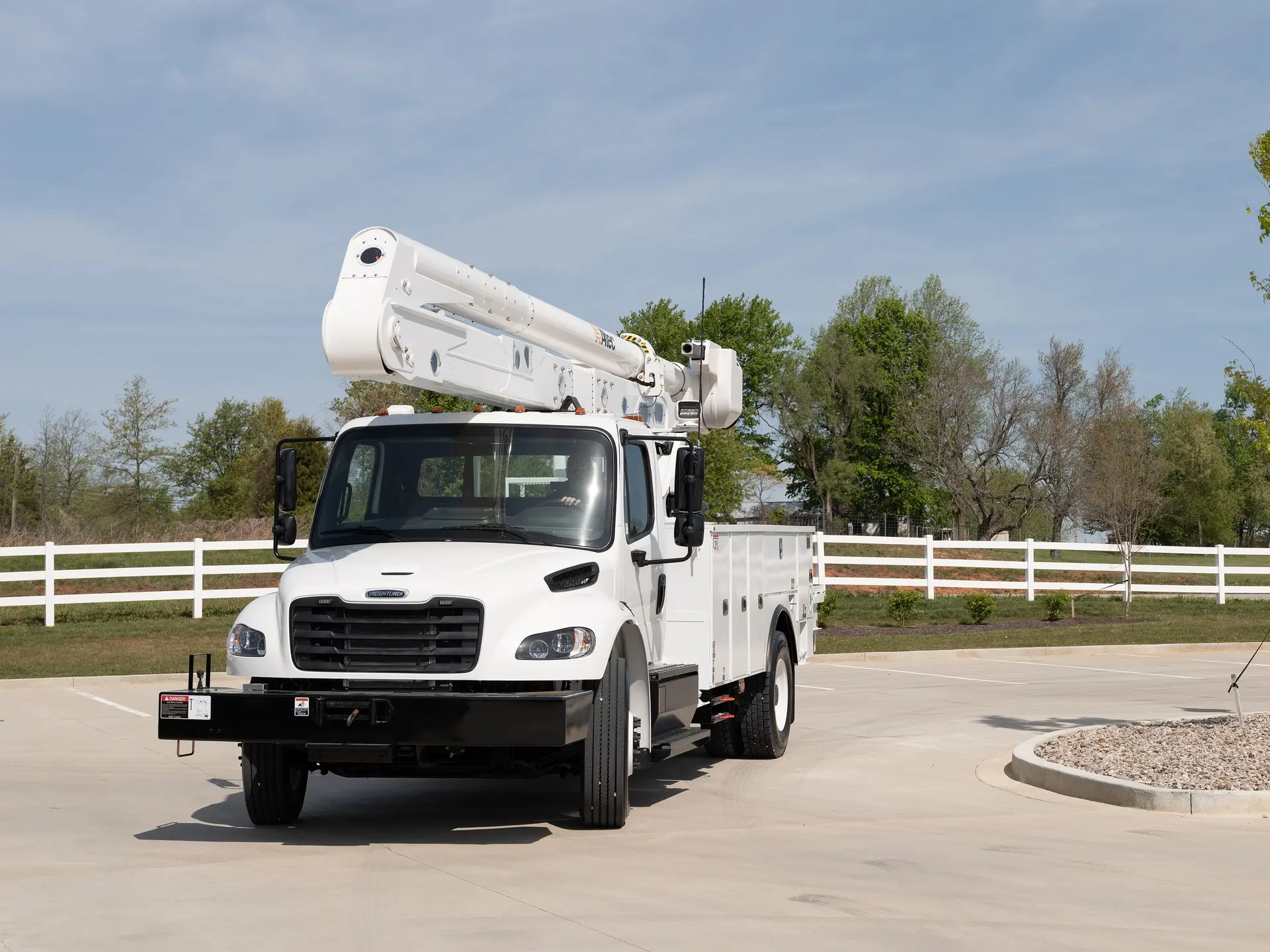 سیستم شارژ کامیون برقی Freightliner در یک ایستگاه شارژ پیشرفته