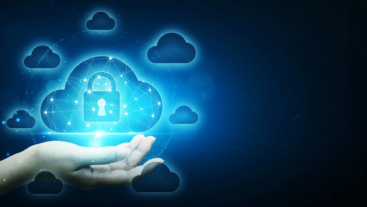 یک تیم IT در حال بررسی و تحلیل امنیت یک سیستم ابری