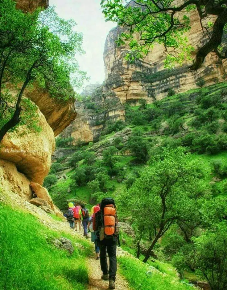 منظره کوهستان زاگرس در لرستان با قله‌های بلند و مسیرهای کوهستانی