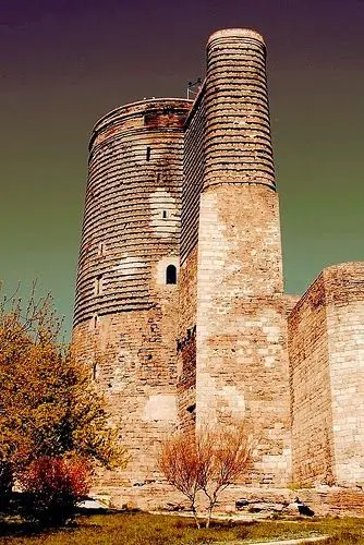 منظره کوهستانی سبلان در فصل زمستان با برف سفید و آسمان آبی