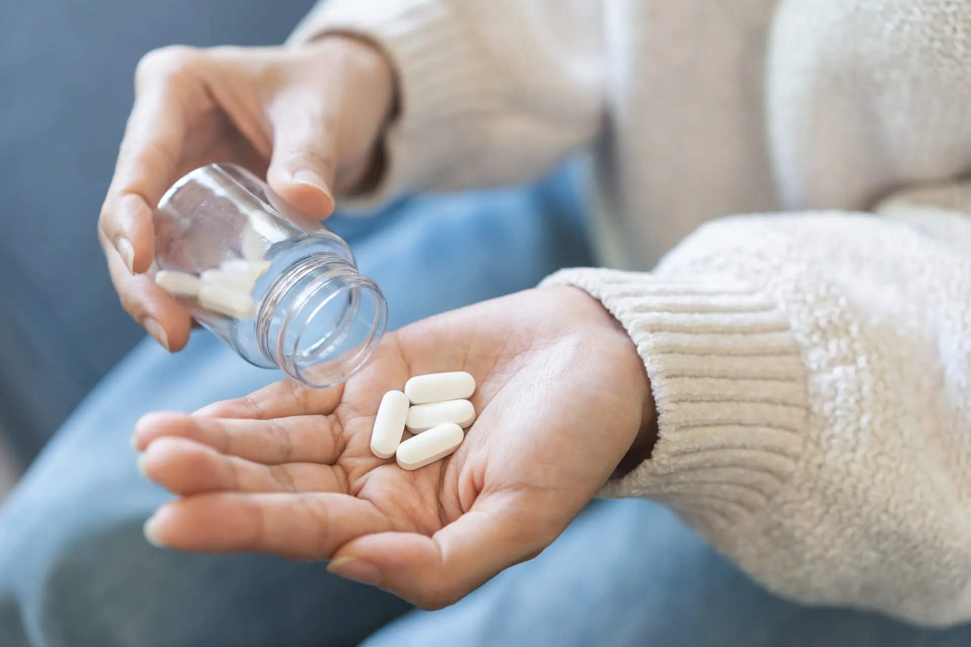 یک داروساز در حال بررسی لیستی از داروها و مکملها با یک بیمار برای اطمینان از دقت مصرف