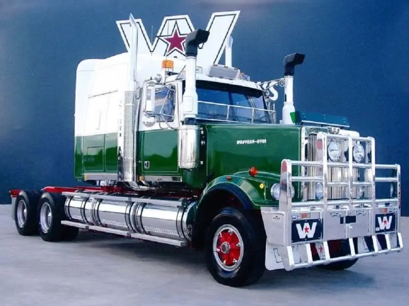 کامیون Western Star در حال حرکت در مسیر کوهستانی