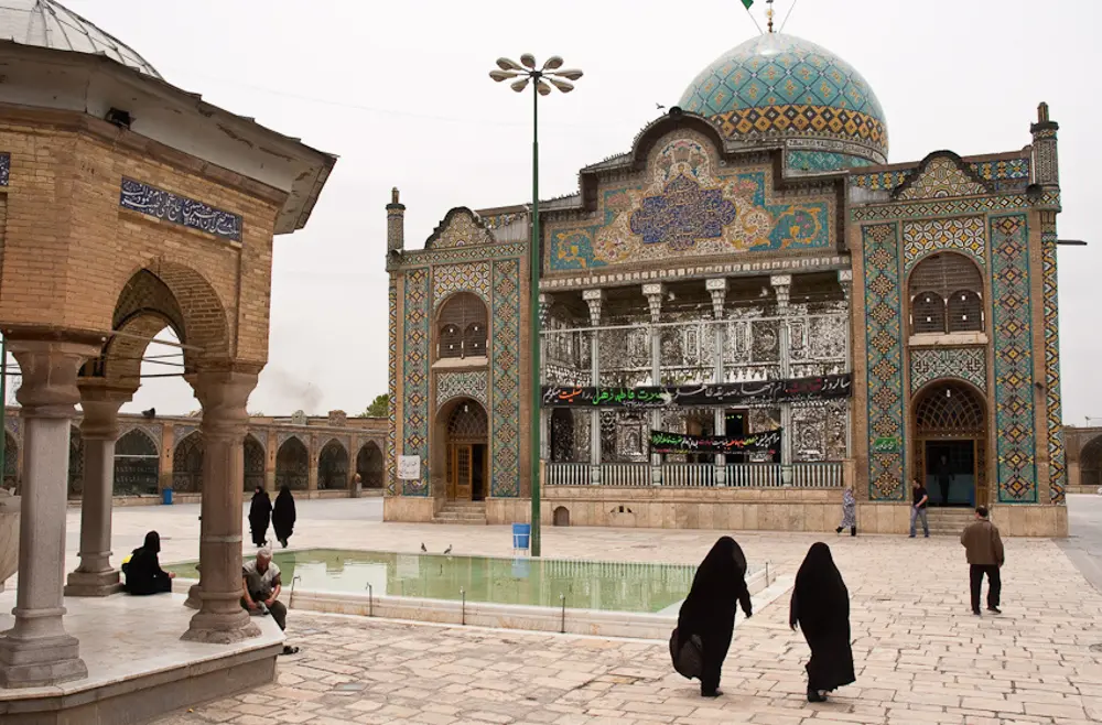 باغ شاهزاده قزوین با آب‌نماهای زیبا و درختان قدیمی