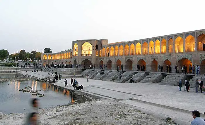 میدان نقش جهان در اصفهان با معماری سنتی و کاشیکاریهای زیبا