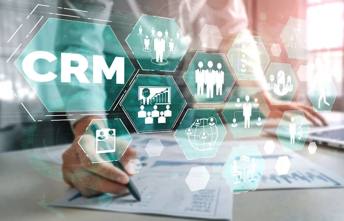 نمونهای از تحلیل دادههای مشتری در یک سیستم CRM با نمودارهای گرافیکی