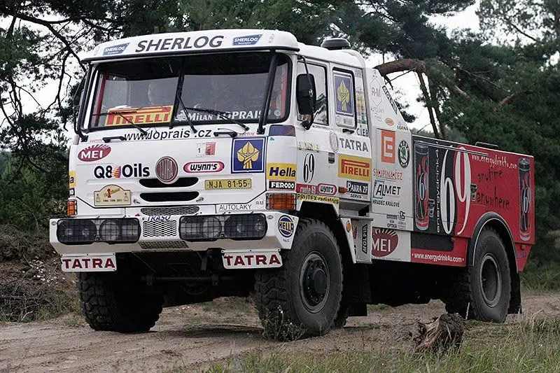 کامیون مسابقه‌ای Tatra Dakar Truck در حال عبور از مسیر شن‌زده